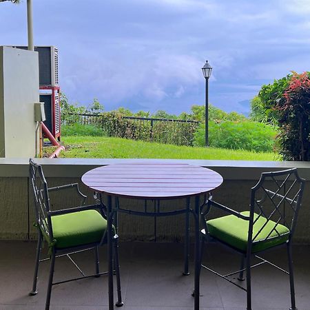 Taal Vista Hotel Tagaytay City Екстер'єр фото A balcony in a condominium