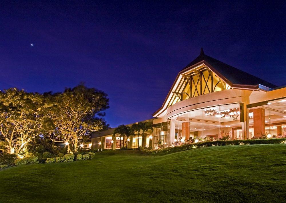 Taal Vista Hotel Tagaytay City Екстер'єр фото The Royal Thai Golf and Country Club