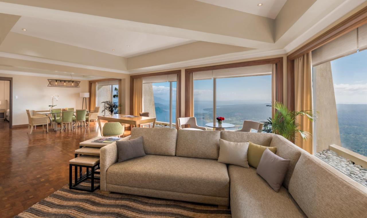 Taal Vista Hotel Tagaytay City Екстер'єр фото A living room in a suite at the Four Seasons Hotel Istanbul