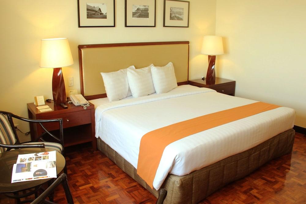 Taal Vista Hotel Tagaytay City Екстер'єр фото A room at the hotel
