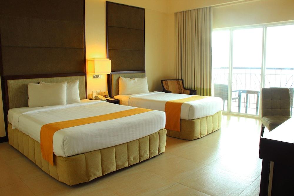 Taal Vista Hotel Tagaytay City Екстер'єр фото A room at the hotel