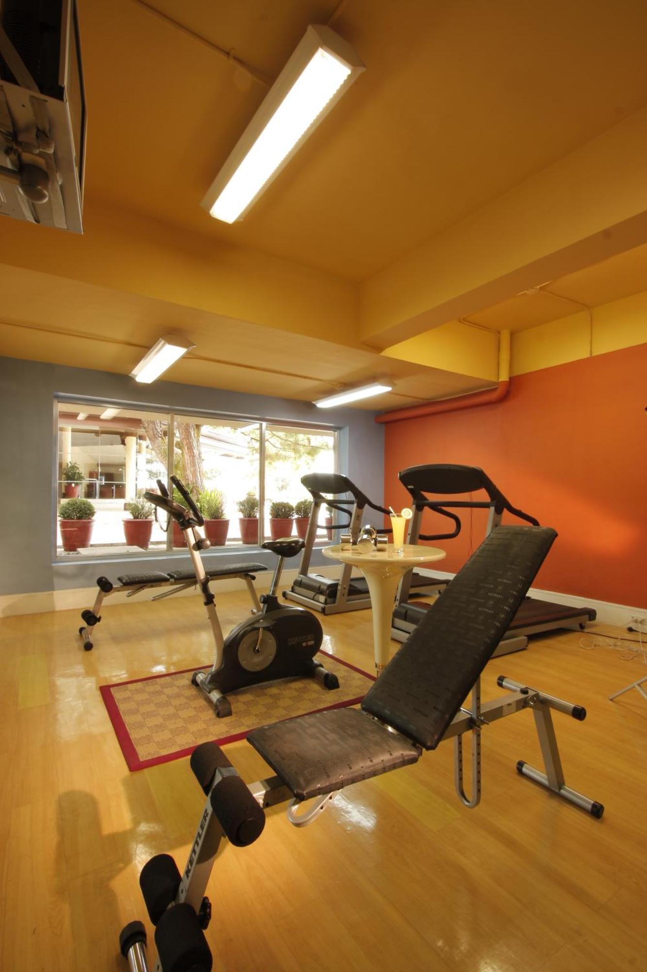 Taal Vista Hotel Tagaytay City Екстер'єр фото The gym at the hotel