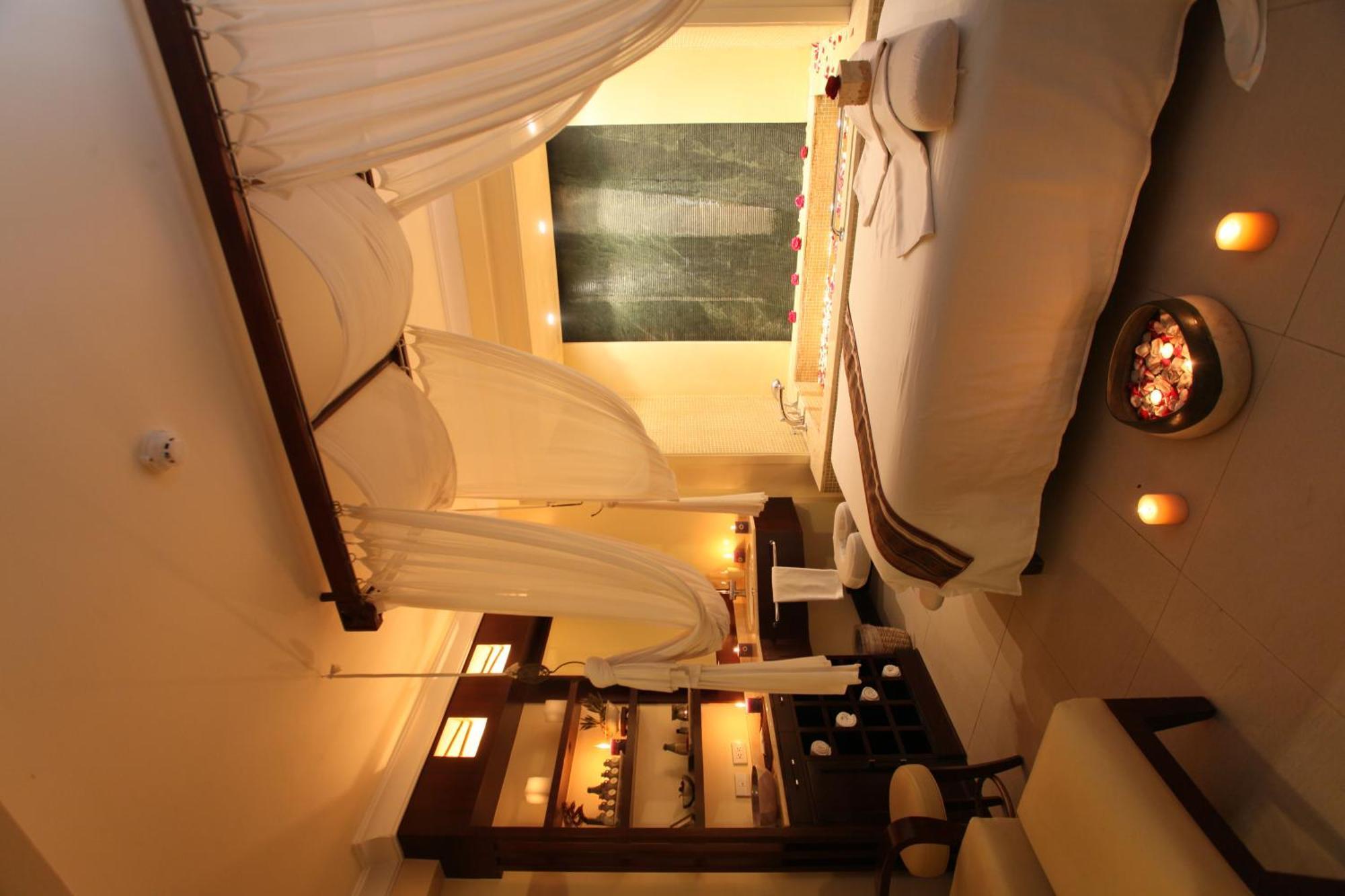Taal Vista Hotel Tagaytay City Екстер'єр фото A room at the spa