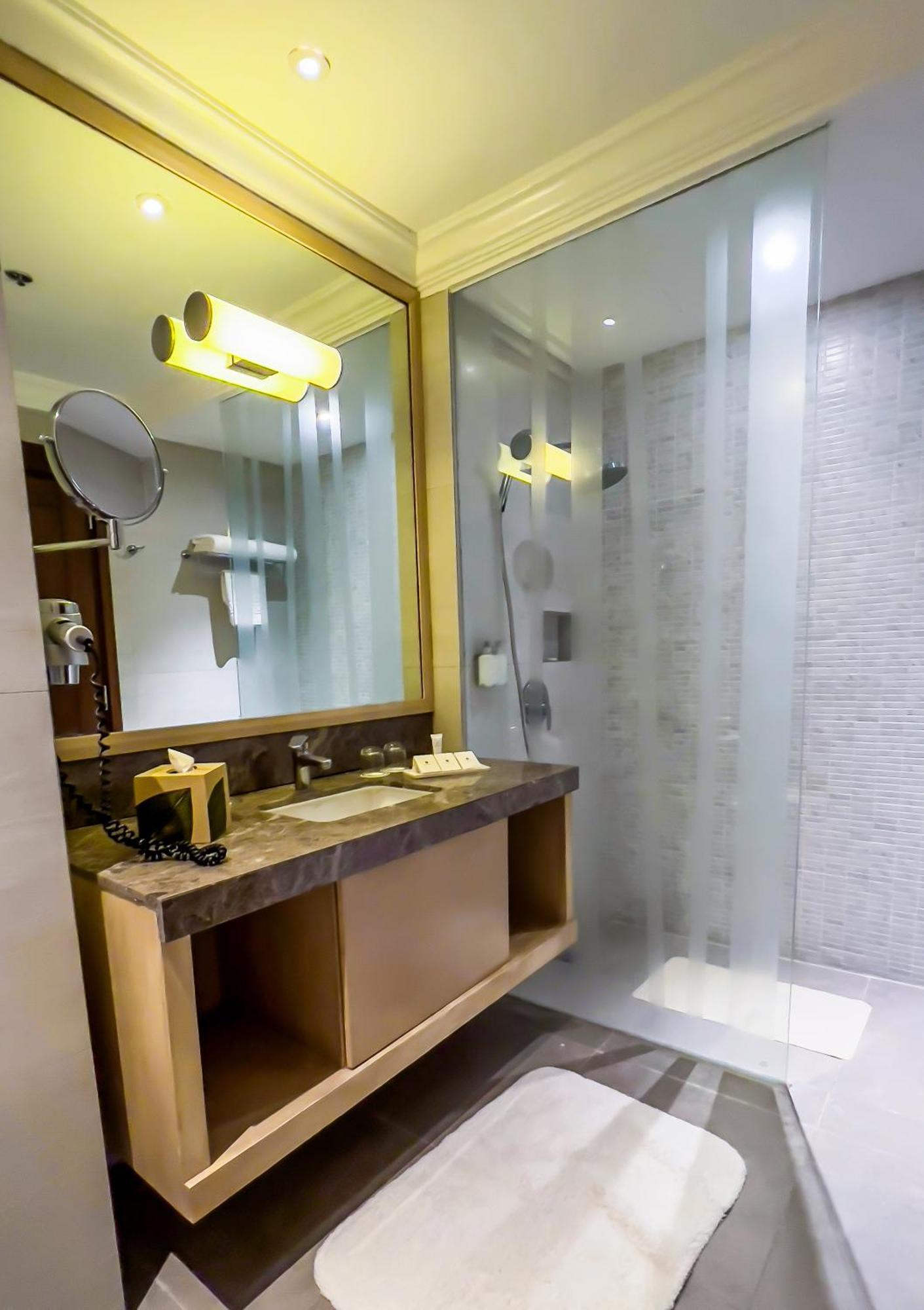 Taal Vista Hotel Tagaytay City Екстер'єр фото Bathroom