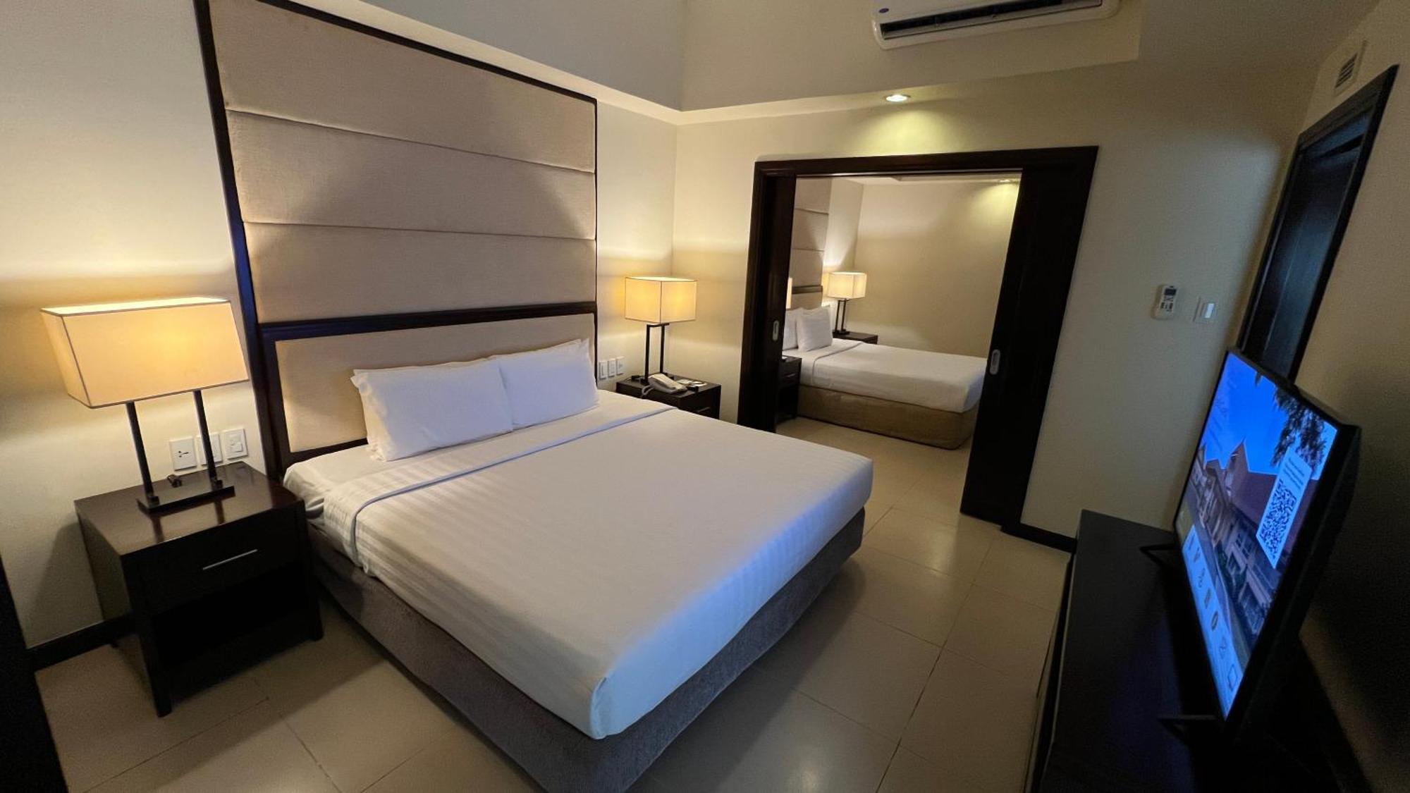 Taal Vista Hotel Tagaytay City Екстер'єр фото A bedroom at the hotel