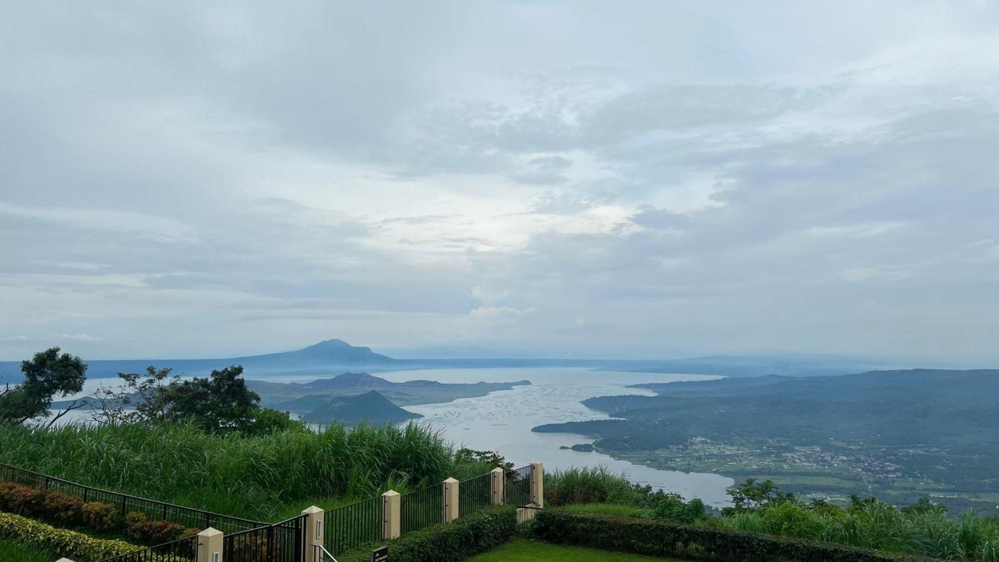 Taal Vista Hotel Tagaytay City Екстер'єр фото View of the lake from the resort