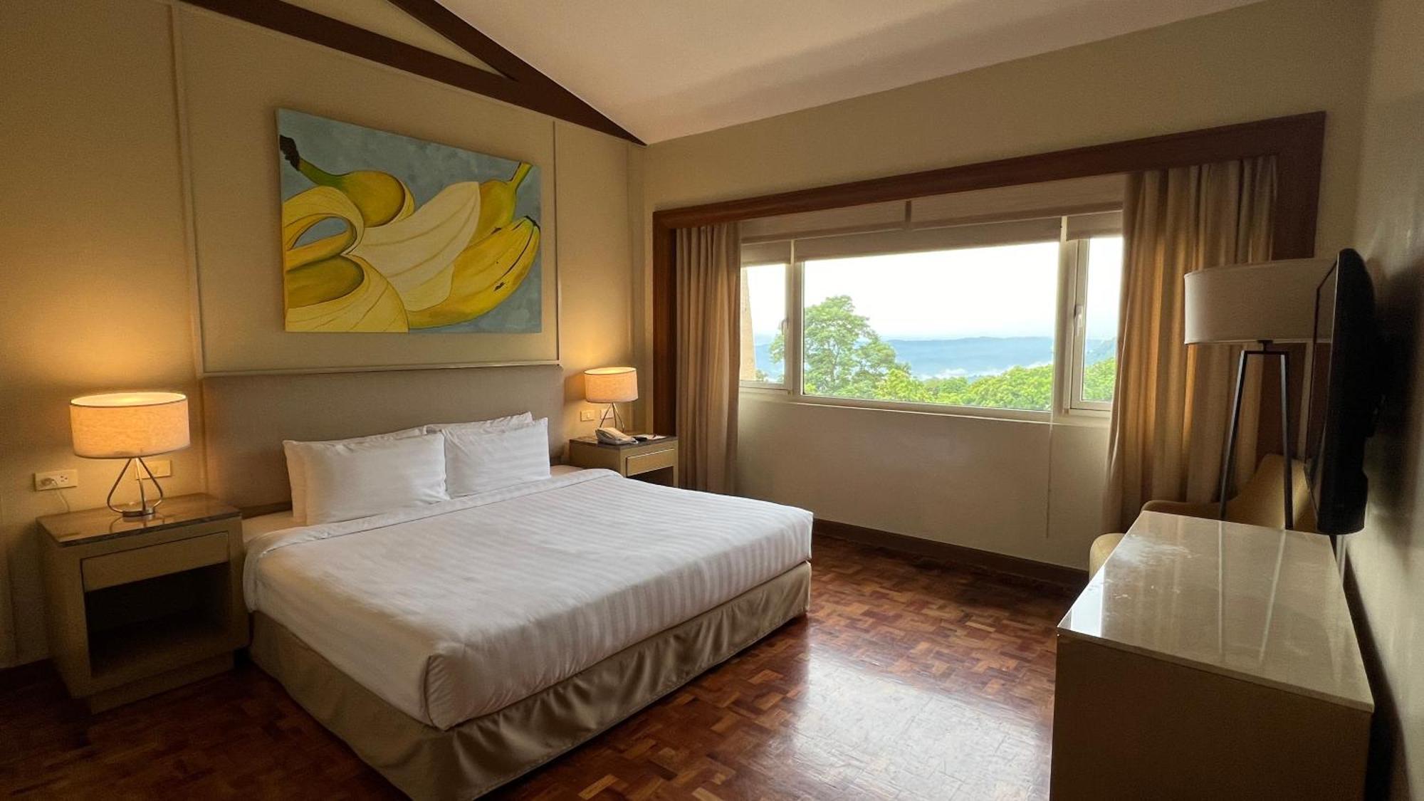Taal Vista Hotel Tagaytay City Екстер'єр фото A bedroom at the Shangri-La Hotel, Kuala Lumpur
