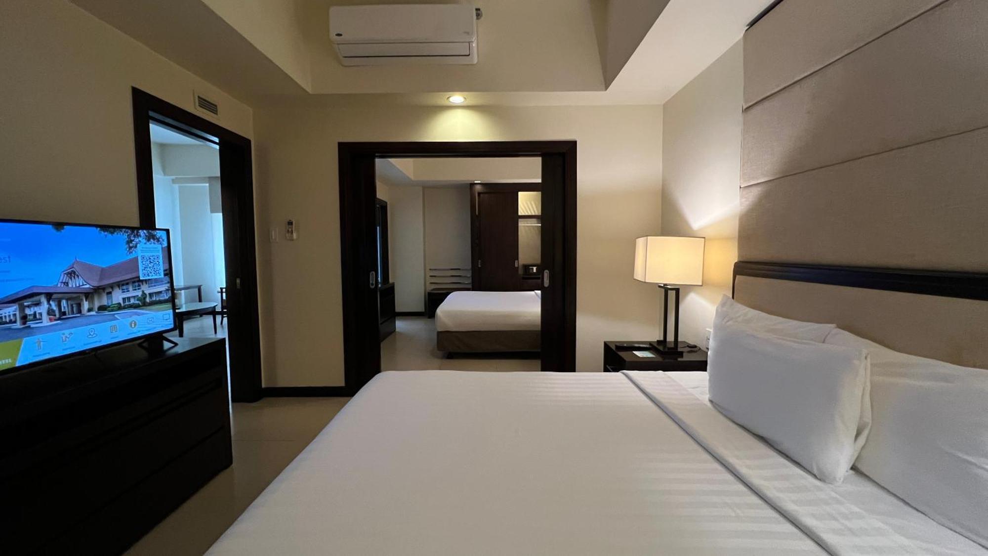 Taal Vista Hotel Tagaytay City Екстер'єр фото A bedroom at the hotel