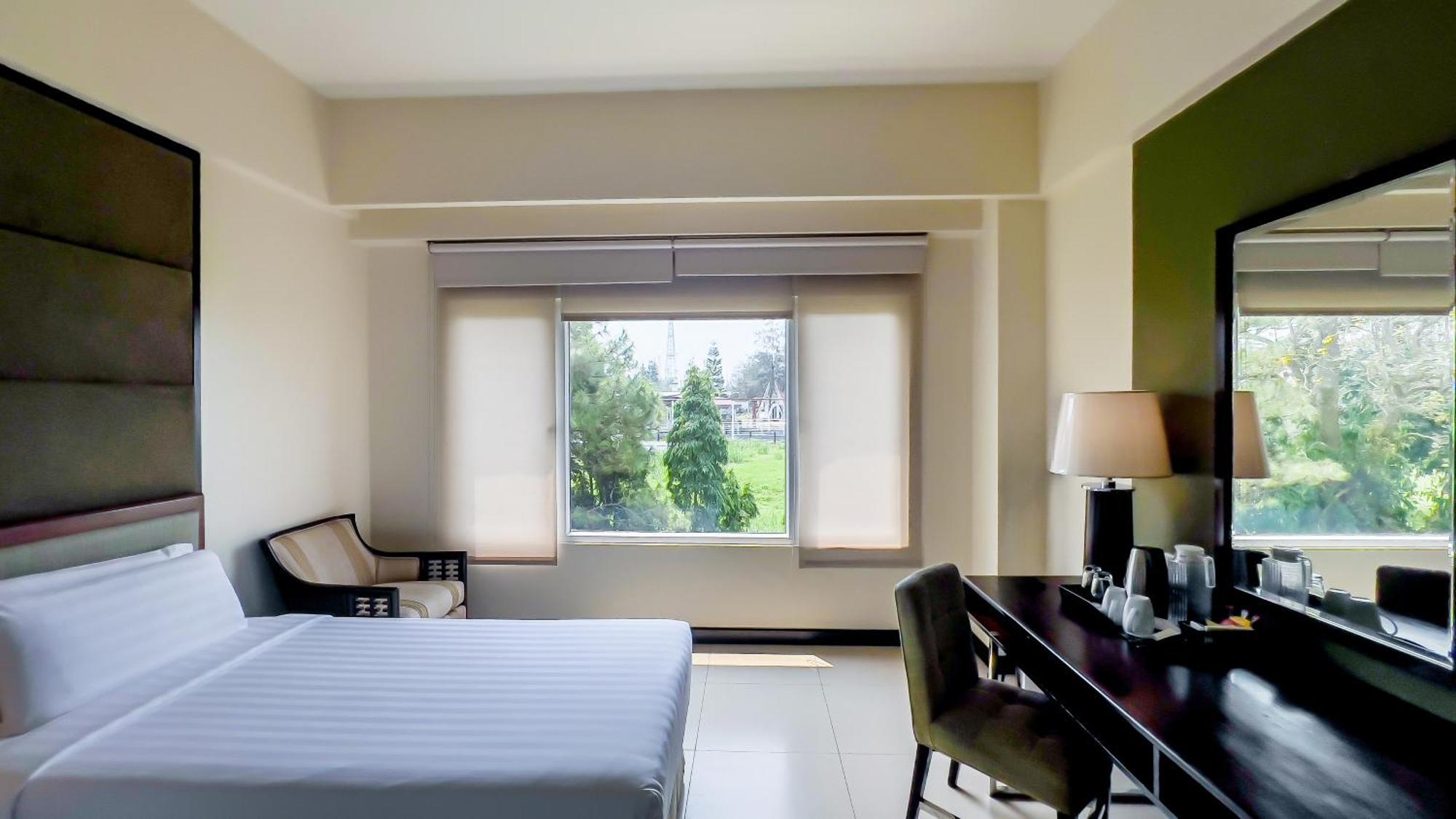 Taal Vista Hotel Tagaytay City Екстер'єр фото A room at the hotel