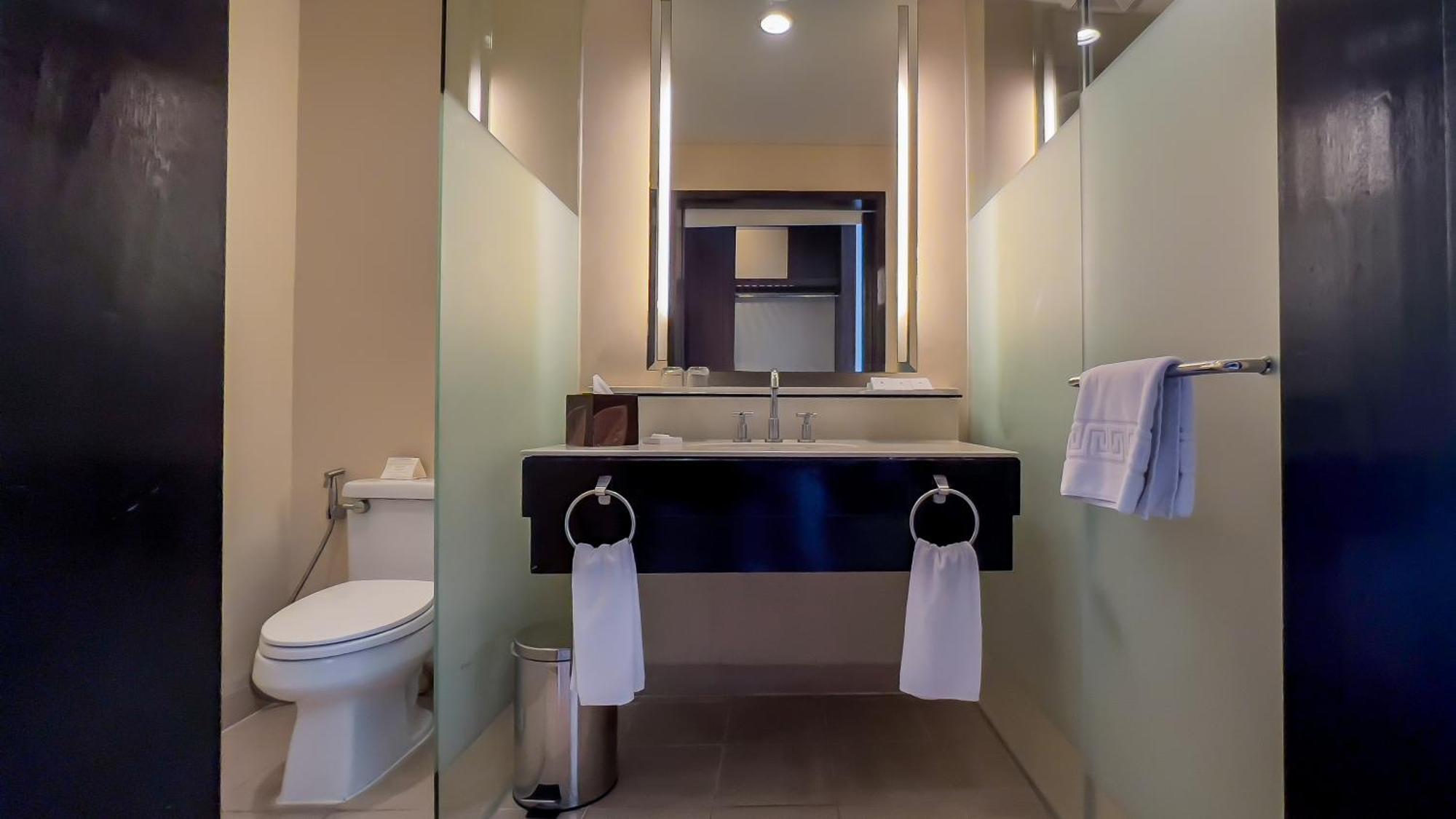 Taal Vista Hotel Tagaytay City Екстер'єр фото Bathroom in a hotel