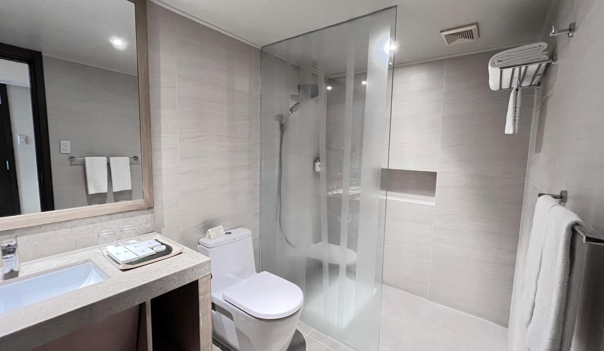 Taal Vista Hotel Tagaytay City Екстер'єр фото A shower cubicle