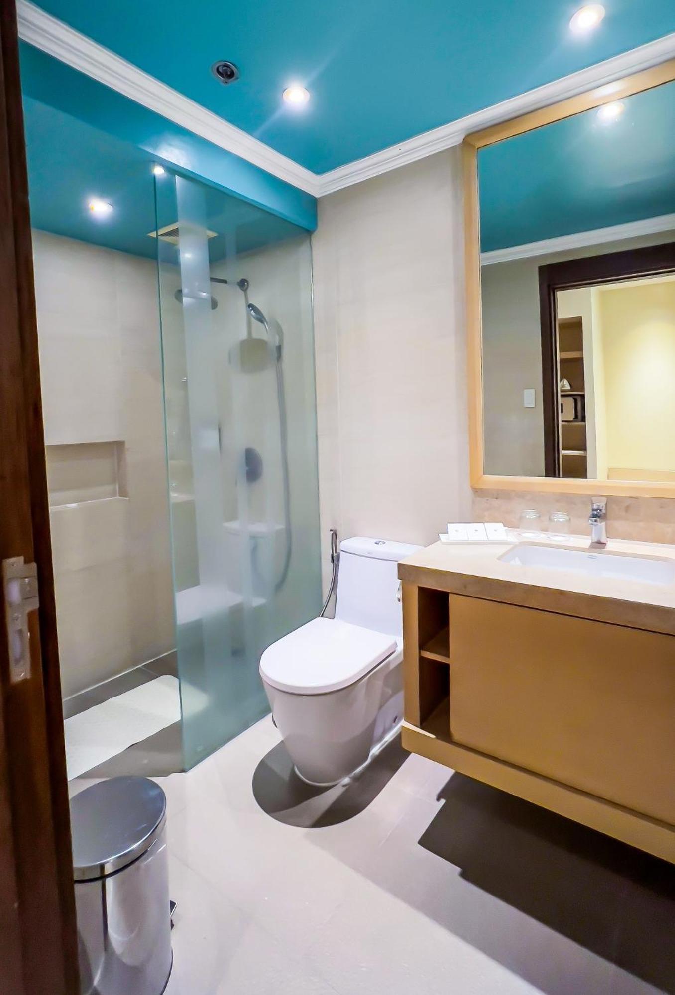 Taal Vista Hotel Tagaytay City Екстер'єр фото A bathroom with a shower cubicle