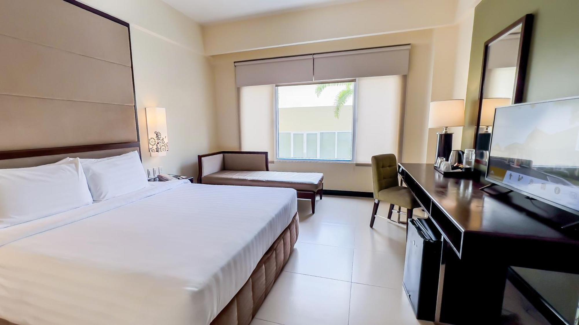 Taal Vista Hotel Tagaytay City Екстер'єр фото A room at the hotel
