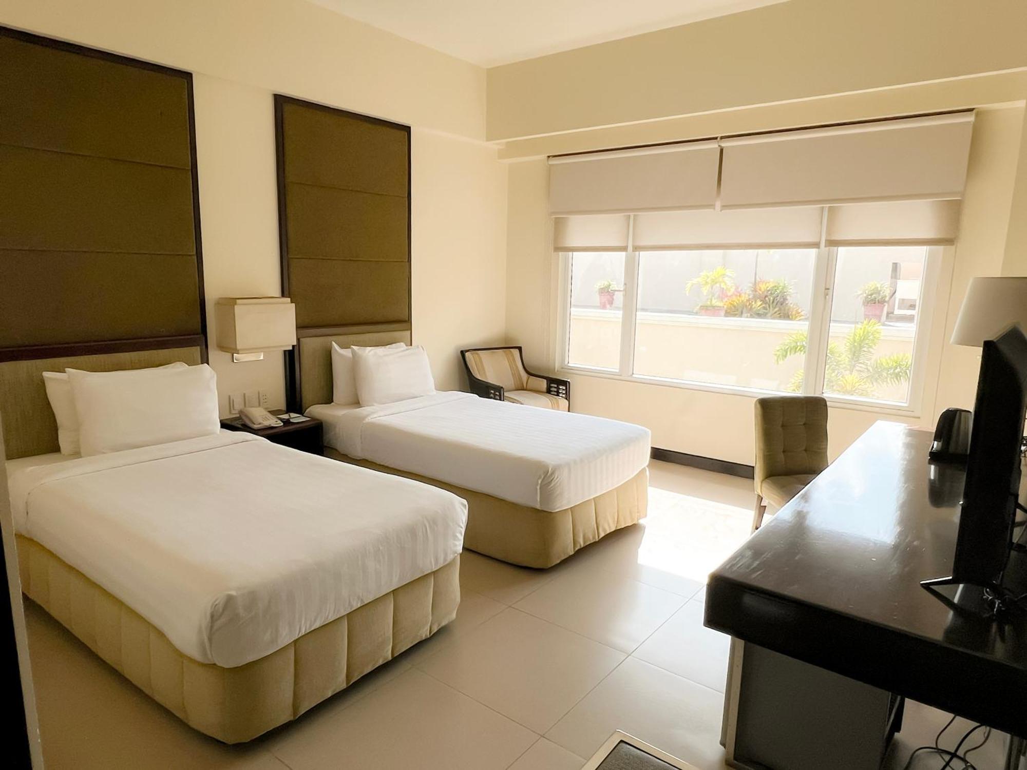 Taal Vista Hotel Tagaytay City Екстер'єр фото A room at the hotel