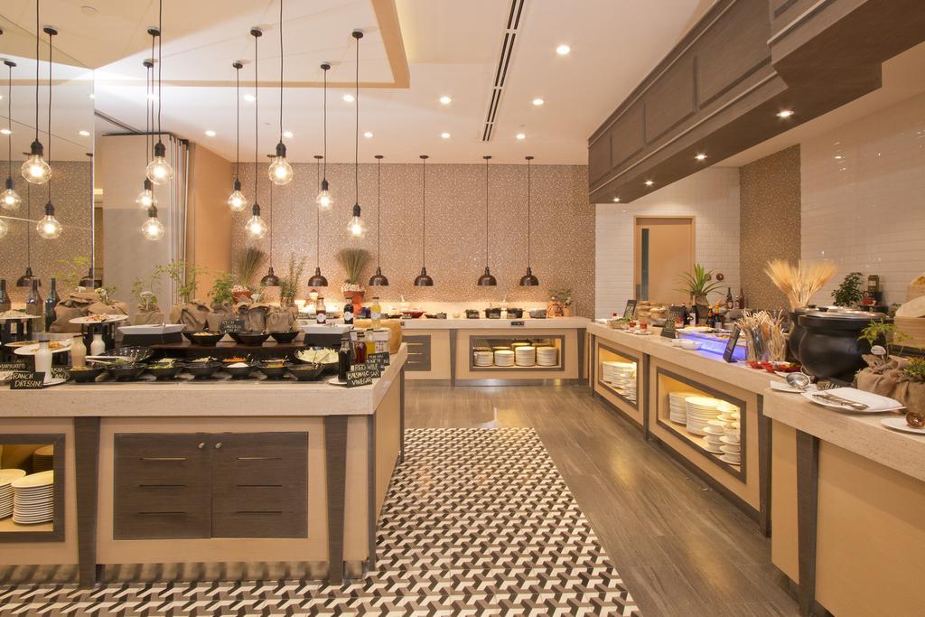 Taal Vista Hotel Tagaytay City Екстер'єр фото The buffet at the hotel