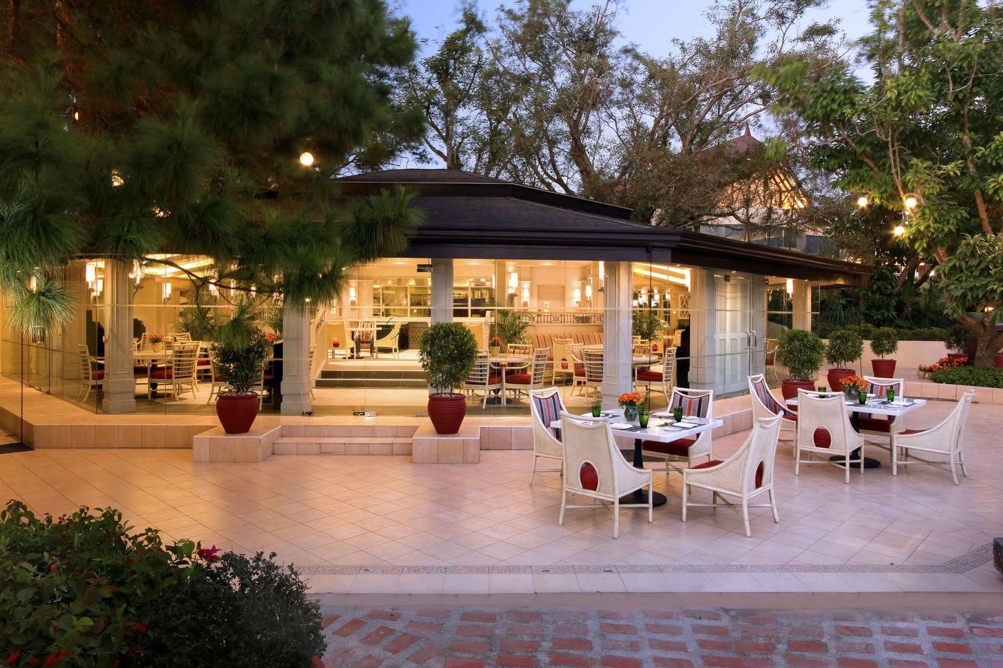 Taal Vista Hotel Tagaytay City Екстер'єр фото The outdoor dining area at the hotel