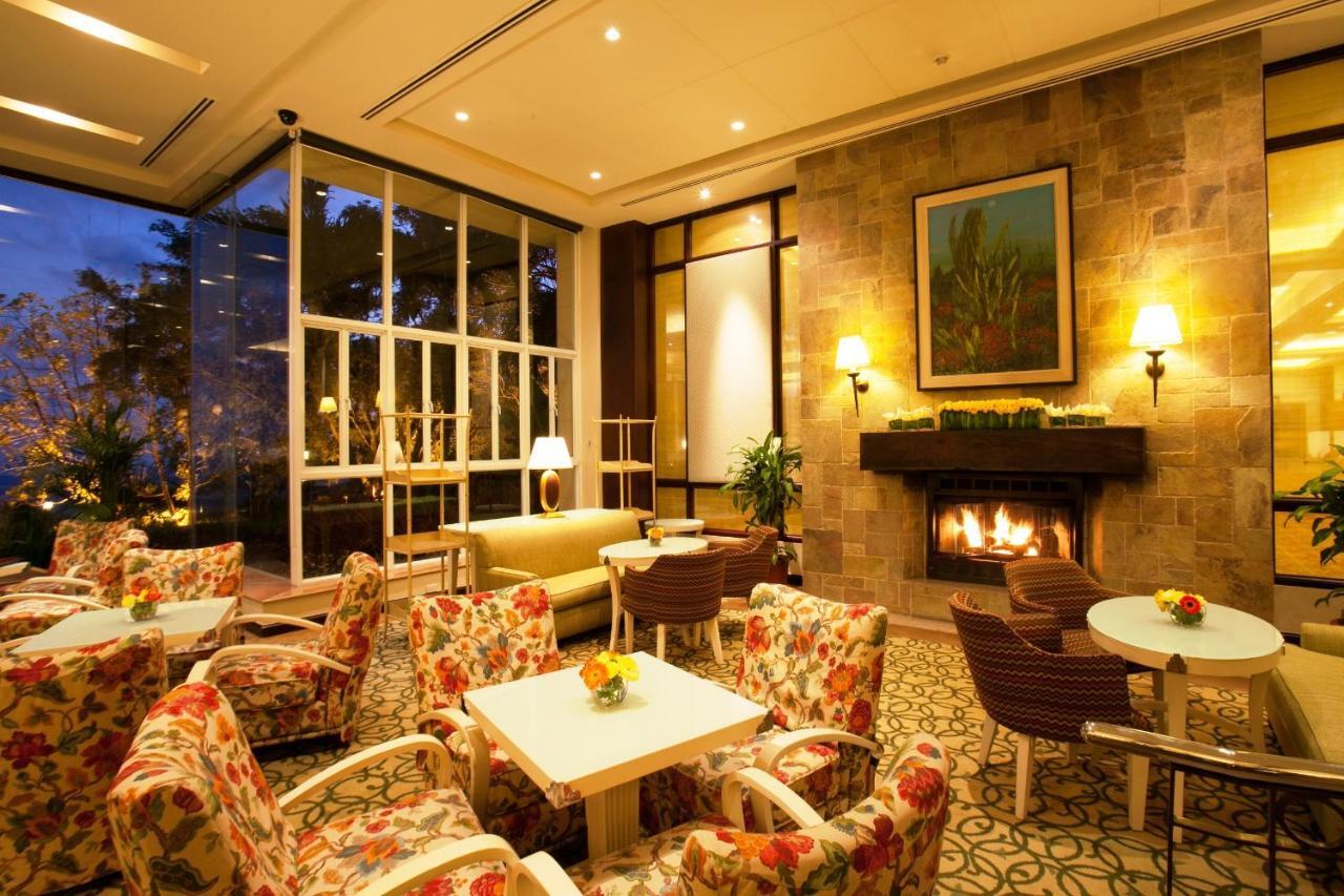 Taal Vista Hotel Tagaytay City Екстер'єр фото The lobby